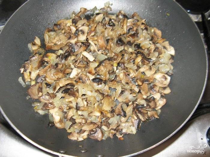 3. Измельчите грибы (в данный рецепт приготовления муксуна в духовке используются шампиньоны, но вы можете взять любые другие). Обжарьте грибы с луком до готовности, посолив и поперчив по вкусу. 