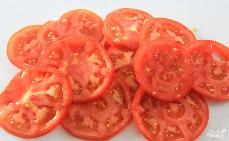 4. Теперь можно вымыть, обсушить и также нарезать помидоры. 