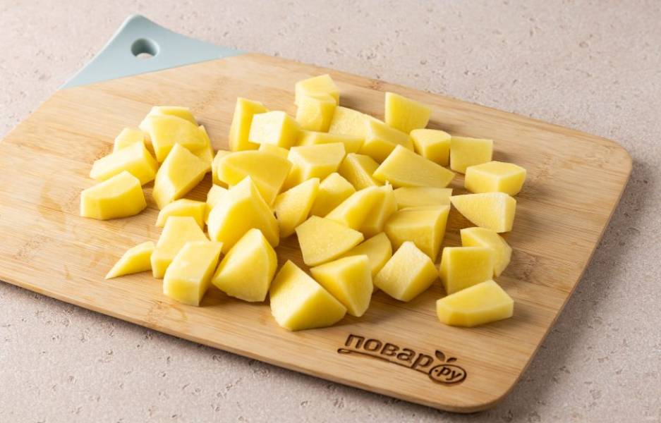 Картофель помойте, очистите от кожуры и нарежьте кубиками.