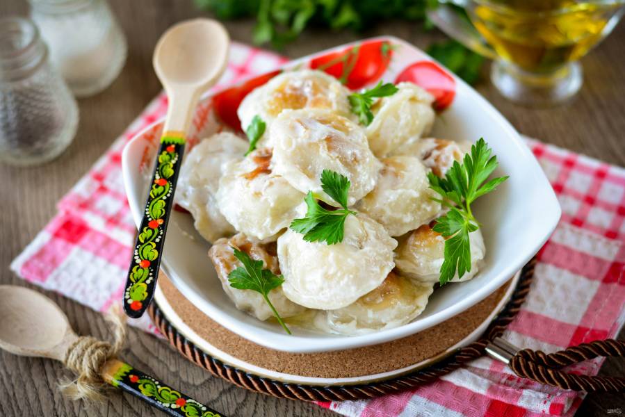 Жареные пельмени с сыром и сметаной на сковороде из тик тока