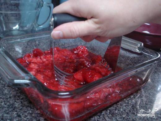 1. Размять ягоды клубники до желаемой густоты джема. Для этого вы можете использовать нож для теста или что-то подобное.