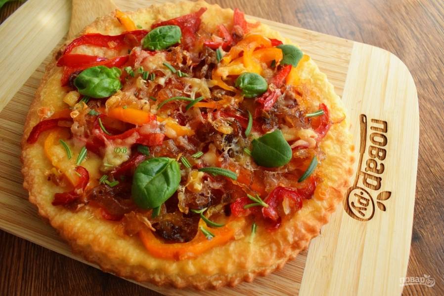 Пицца с сырокопчёным мясом и рукколой