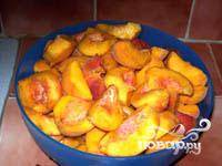 Удалить косточки и нарезать на небольшие кусочки.