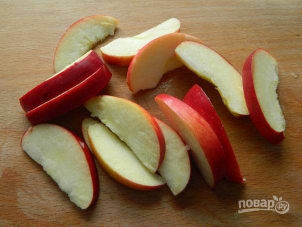 4. Яблоко нужно помыть и обсушить. Затем удалить сердцевину, а яблоко нарезать на дольки.