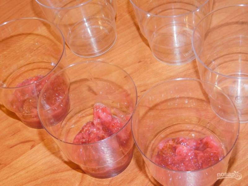 На дно каждого стаканчика выложите немного остывшей ягодной начинки.