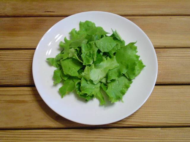 3. Берем тарелку, руками рвем листья салата и шпината.