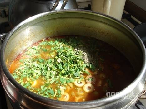 Через 10 минут добавляем оставшийся сок и не забываем часто помешивать суп. Через час добавляем оливки, петрушку и пробуем на соль. Готовим еще 5 минут, выключаем и даем настояться 15 минут.