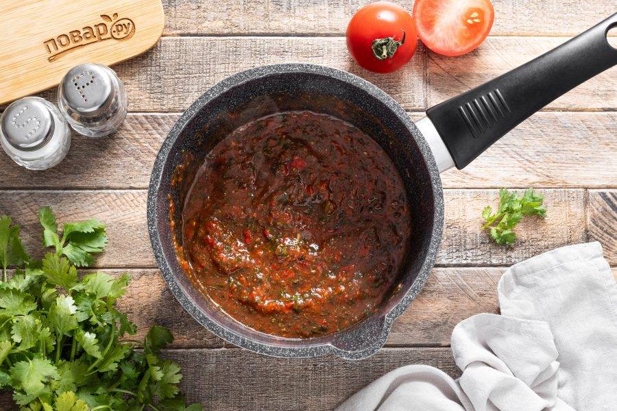 В конце влейте укус. Перемешайте и снимите соус с плиты. Остудите до комнатной температуры, перелейте в чистую емкость и уберите в холодильник.