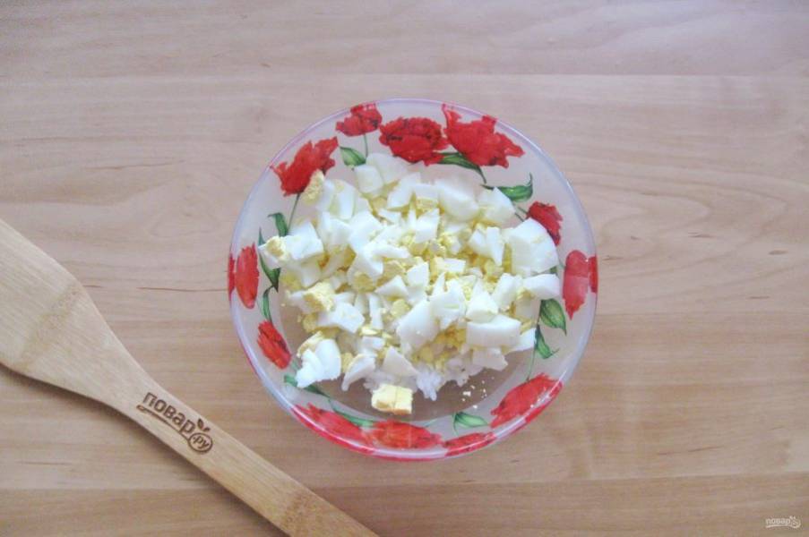 Яйца сварите вкрутую, охладите и очистите, мелко нарежьте. Добавьте в салат.