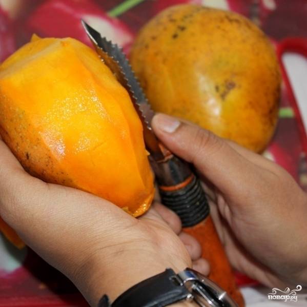 Очищаем манго от кожуры.