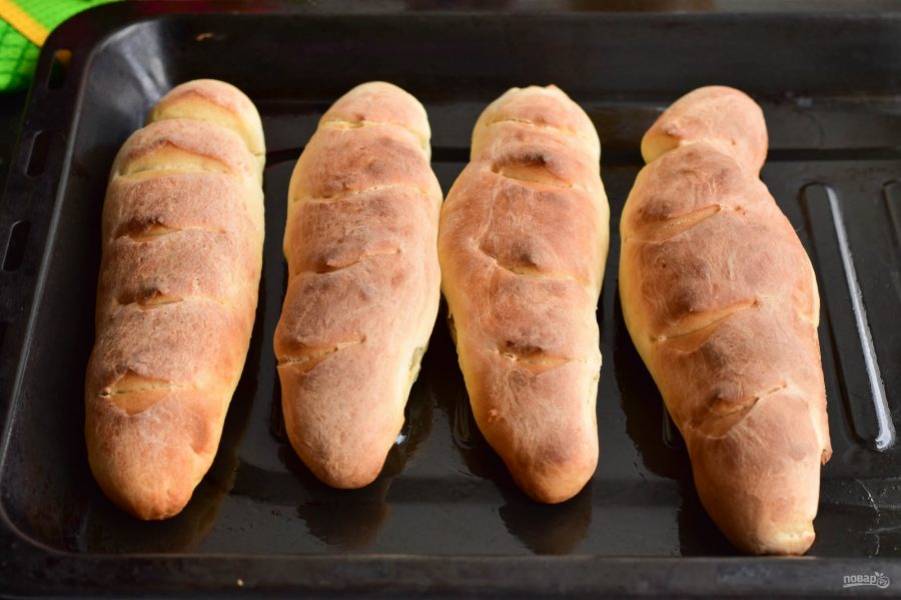 Отправьте хлеб в разогретую до 190 градусов духовку на 25-35 минут.