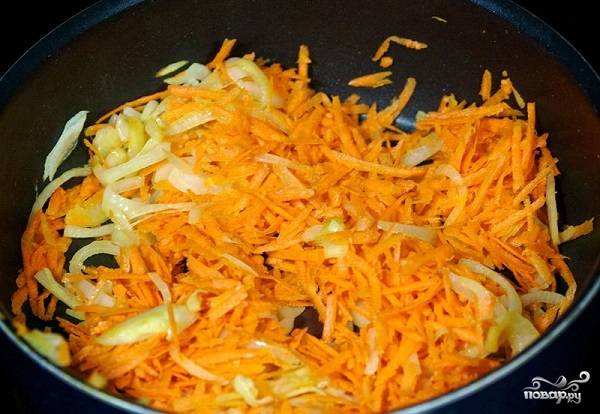 2. Морковь очистите и натрите на терке. Добавьте на сковороду к луку и продолжайте жарить, помешивая, еще минут 5. 