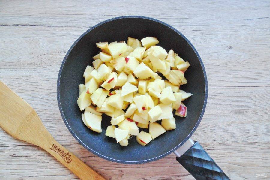 Яблоки вымойте, очистите и нарежьте мелко. Выложите в сухую сковороду. Если яблоки кислые, можете добавить немного сахара. Тушите до мягкости и выпаривания сока.