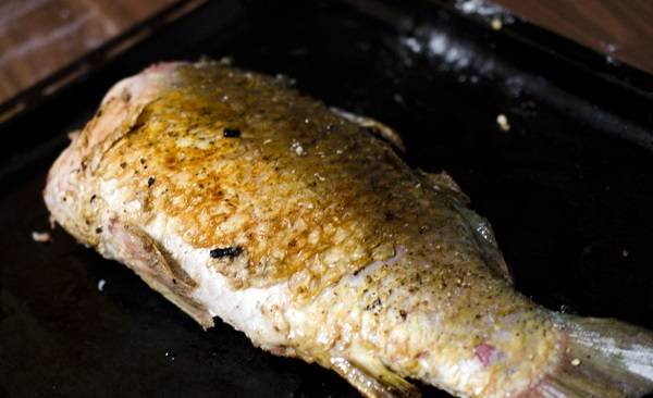 5. Обжарьте рыбу на среднем огне до появления золотистой корочки с двух сторон, а затем переложите на противень. Отправьте её в духовку на 10-15 минут. 