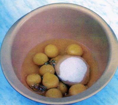 Яйца взбейте с сахаром в пышную пену.