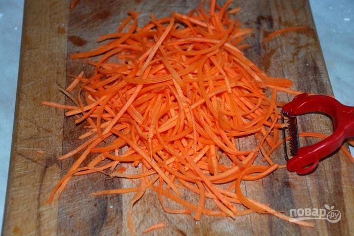 8. На терке натрите морковь. 