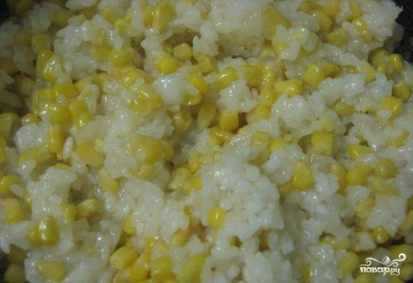 Рис смешать с кукурузой, заправить майонезом и добавить специй.
