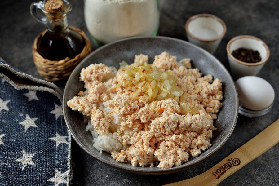 Переложите смолотое филе и лук в миску к вареному рису.