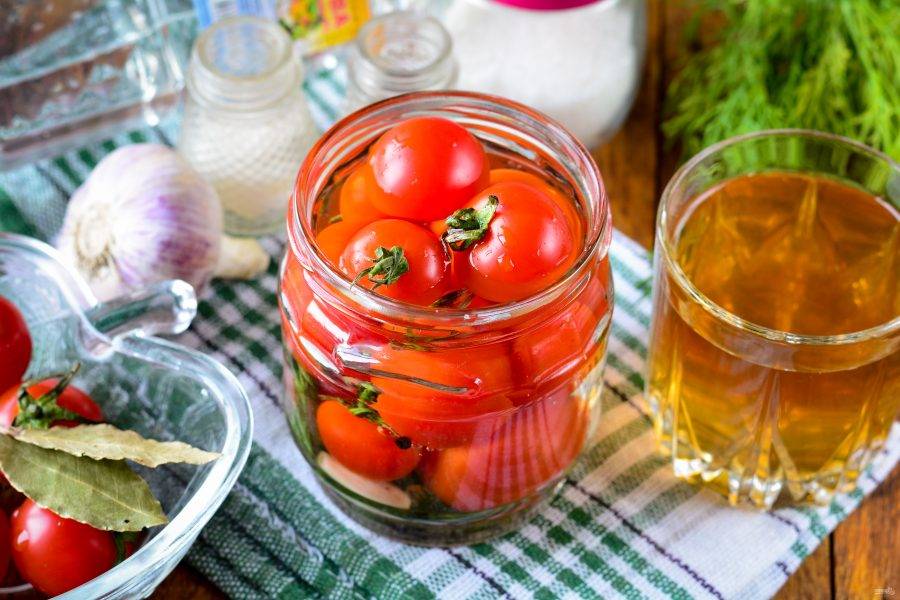 Залейте помидоры горячим яблочным соком. Оставьте остывать на 10 минут.