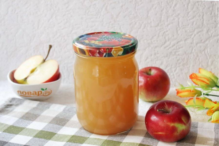 Если вы решили заготовить яблочный сок на зиму, то разлейте его в стерилизованные банки и закатайте крышками. Храните в прохладном месте.