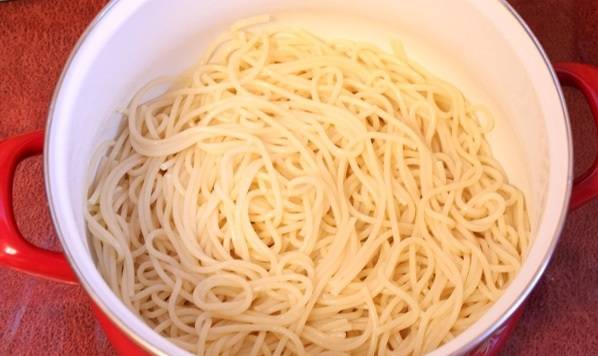 Отварите спагетти, на дуршлаге промойте холодной водой.