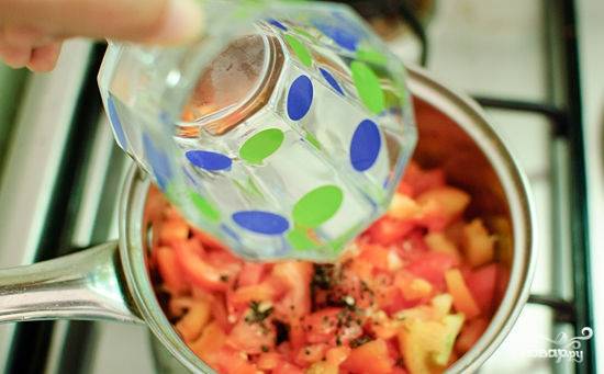 6. Посолить и поперчить по вкусу помидоры. Добавить немного воды. 