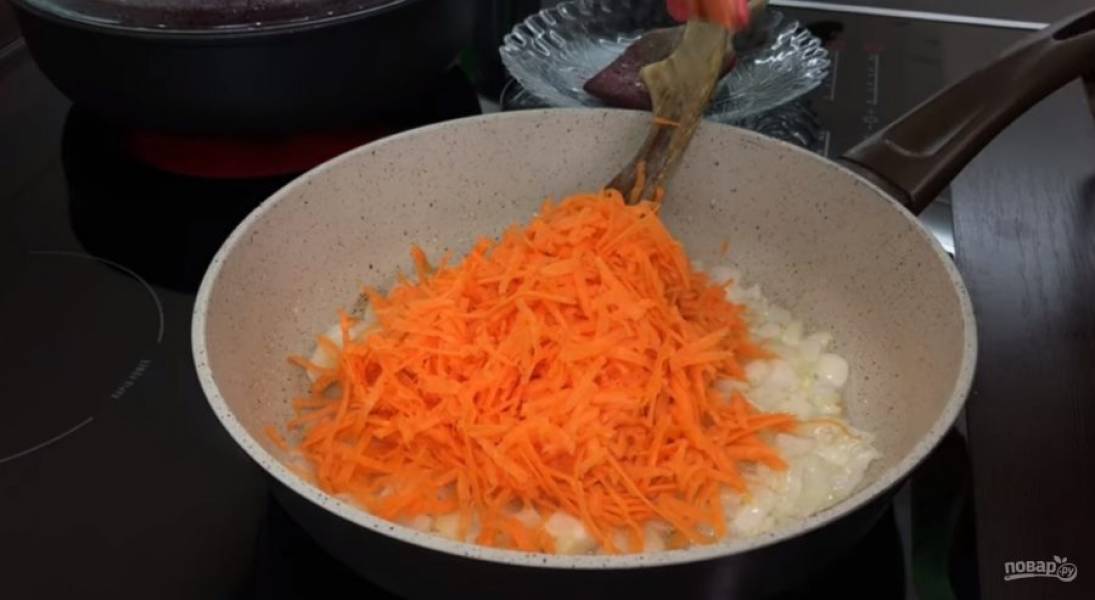 3.  Посолите лук, поперчите, добавьте черный перец горошком и лавровый лист.  Добавьте натертую на крупной терке морковь, перемешайте и жарьте до готовности.