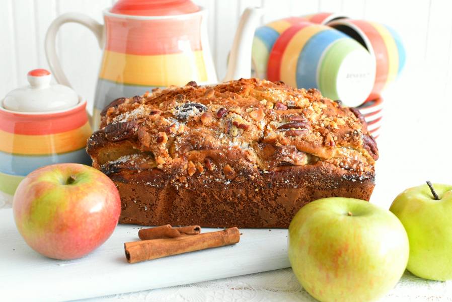 Греческий кекс с яблоком и орехами