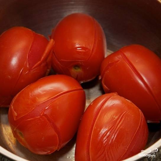 Начнем с приготовления соуса. На помидорах делаем крестообразные надрезы, кладем их в кипящую воду и держим там 15-20 секунд. Затем воду сливаем, а помидоры отставляем в сторону - пускай остывают.