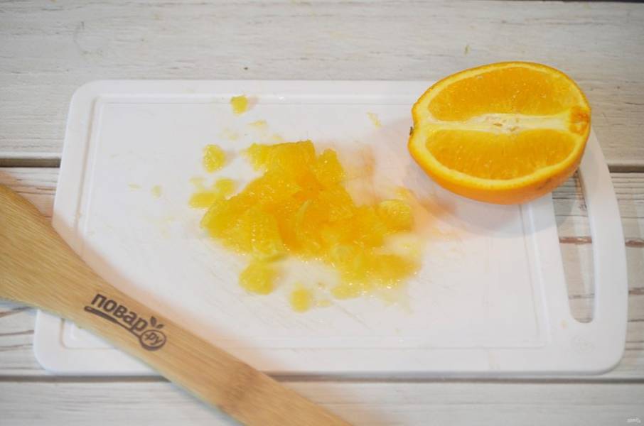 4. Для соуса апельсин очистите от пленок и нарежьте кубиком.