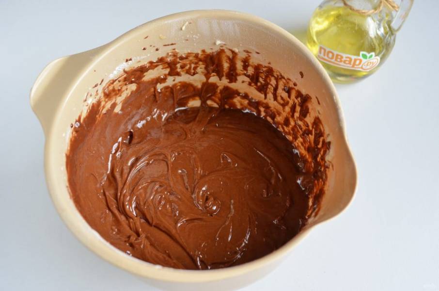 7. В оставшееся тесто положите шоколад с маслом. Перемешайте.