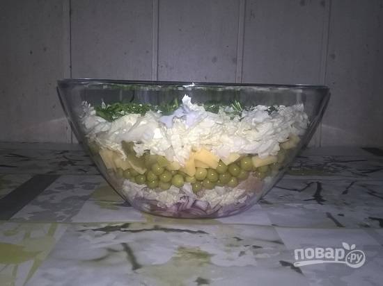 Это вид салата сбоку. Для яркости можно добавить слой из помидоров или красного болгарского перца.