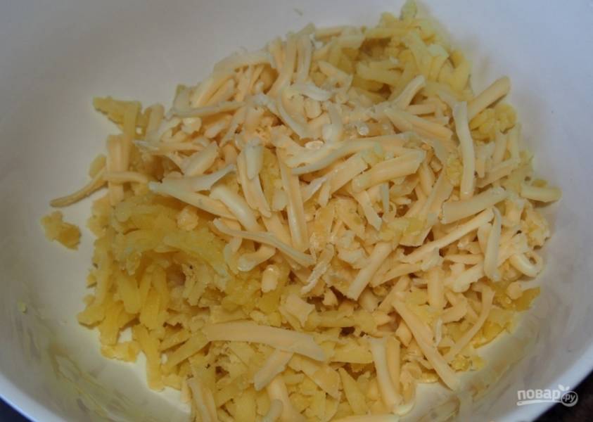 Промытый картофель отварите в мундире в подсоленной воде. Очистите его и натрите на крупной тёрке вместе с сыром.