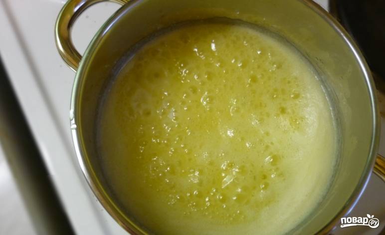 В сотейнике или кастрюльке растопите сливочное масло с сахаром и ванилином.