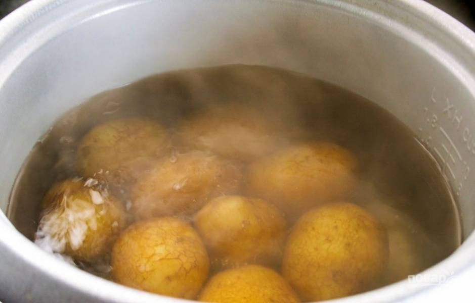 1. Сварите картофель в подсоленной воде.