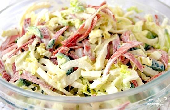 Капустный салат с колбасой, кукурузой и кириешками – съедают мгновенно