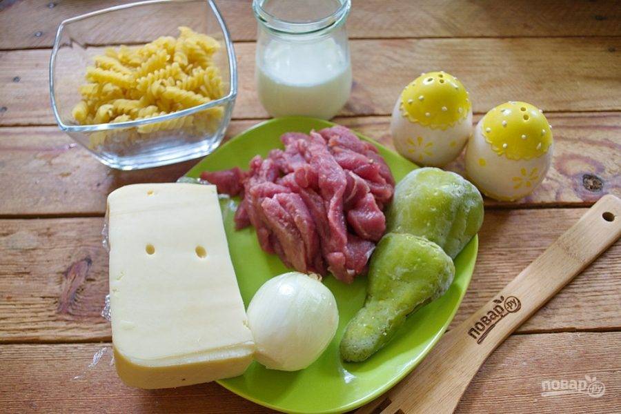 Макароны, запеченные с мясом и сыром.