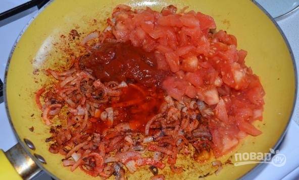 6. Выложите томатную пасту, мелко нарезанные помидоры без кожицы. Томите еще минуты 3, помешивая. 