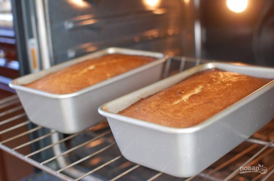 8.	Запекайте кекс в разогретой до 180 градусов духовке 45-50 минут. Достаньте кекс и оставьте его на 10 минут.