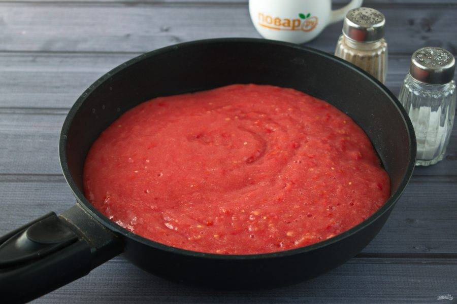 5.	Влейте томатный сок, добавьте сахар и соль по вкусу, доведите до кипения, готовьте на медленном огне в течение 15 минут.
