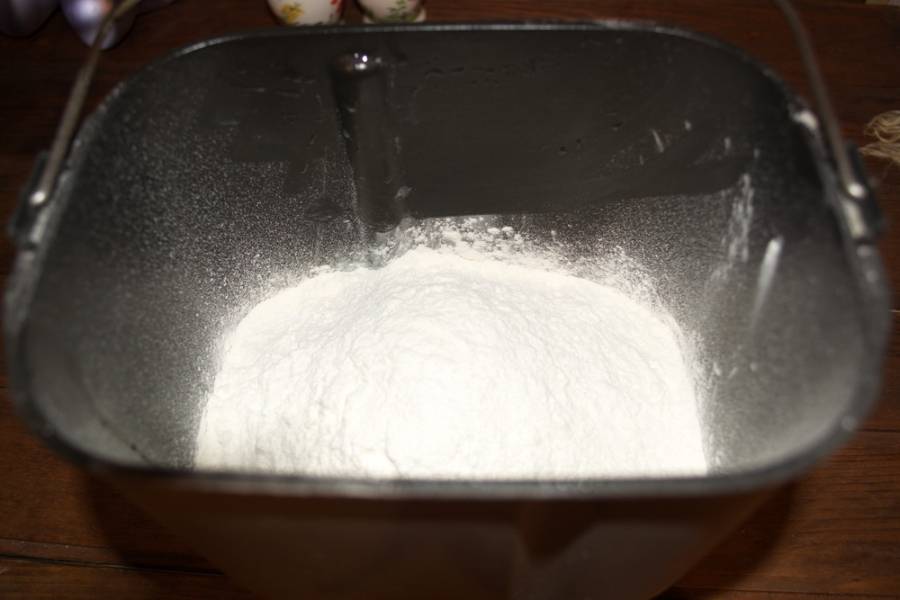 2. Добавляем соль, сахар, просеянную дважды муку.