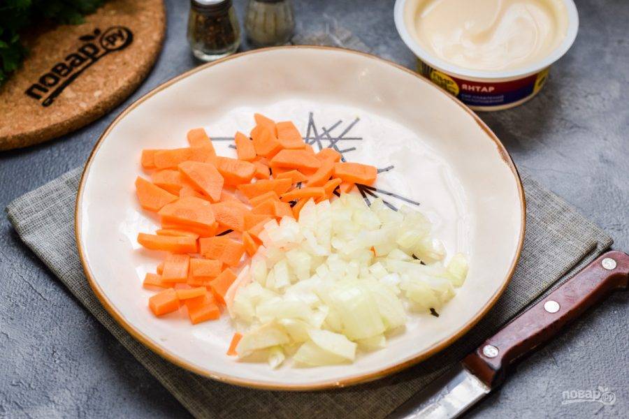 Очистите морковь и лук, овощи сполосните, просушите. Нарежьте лук небольшими кубиками, морковь нарежьте полосками или брусочками.