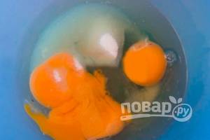 Начинаем приготовление блинчиков на воде с того, что разбиваем яйца в емкость и смешиваем их с сахаром. Слегка взбиваем все вместе. 