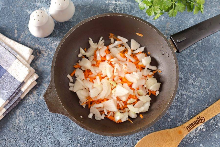 В сковороде разогрейте масло. Выложите тертую морковь и нарезанный лук. Обжарьте овощи до мягкости.