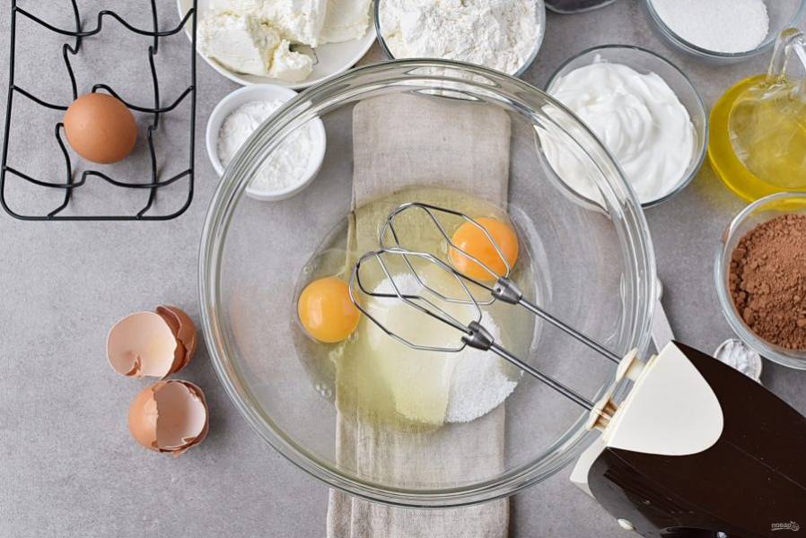 Включите духовку на разогрев до 170 градусов. Взбейте два яйца с половиной сахара в пышную пену.