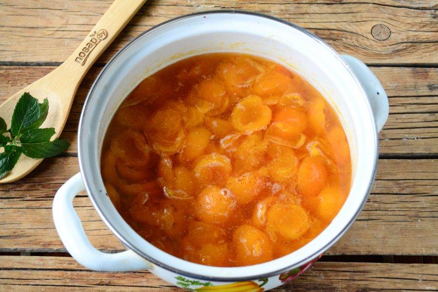 Затем еще раз проварите абрикосы в течение 5-7 минут. Вот и все, абрикосы в сиропе готовы. Чтобы заготовить их на зиму, разлейте по чистым стерильным банкам и укупорьте металлическими крышками. 