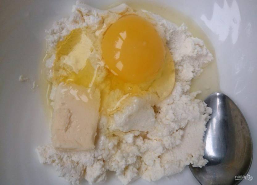 Творог перетрите с маслом и яйцом.