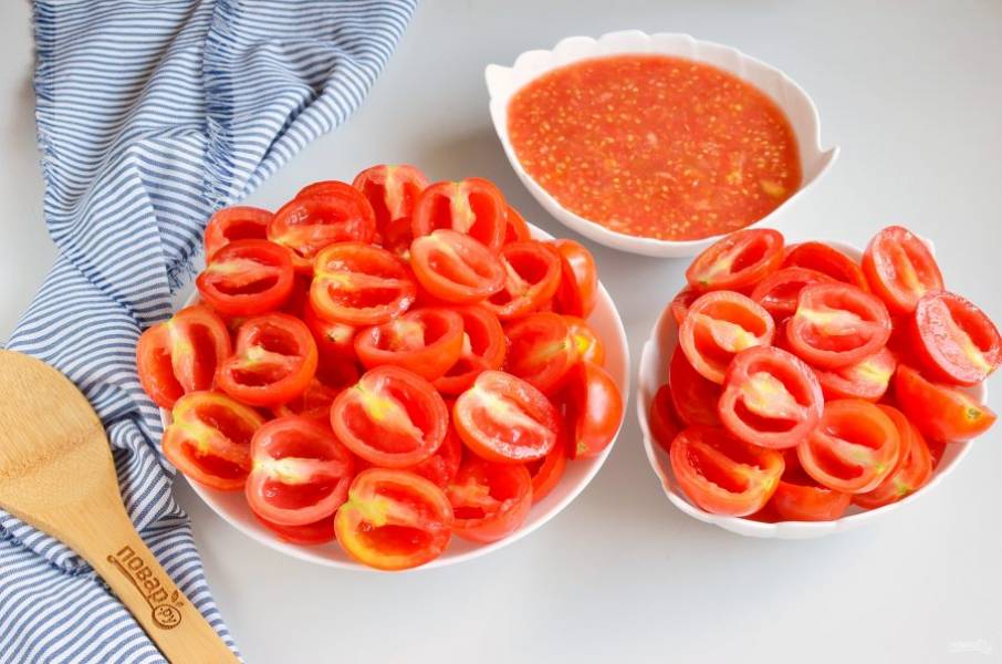 Порежьте помидоры на половинки. Удалите ложечкой семена.