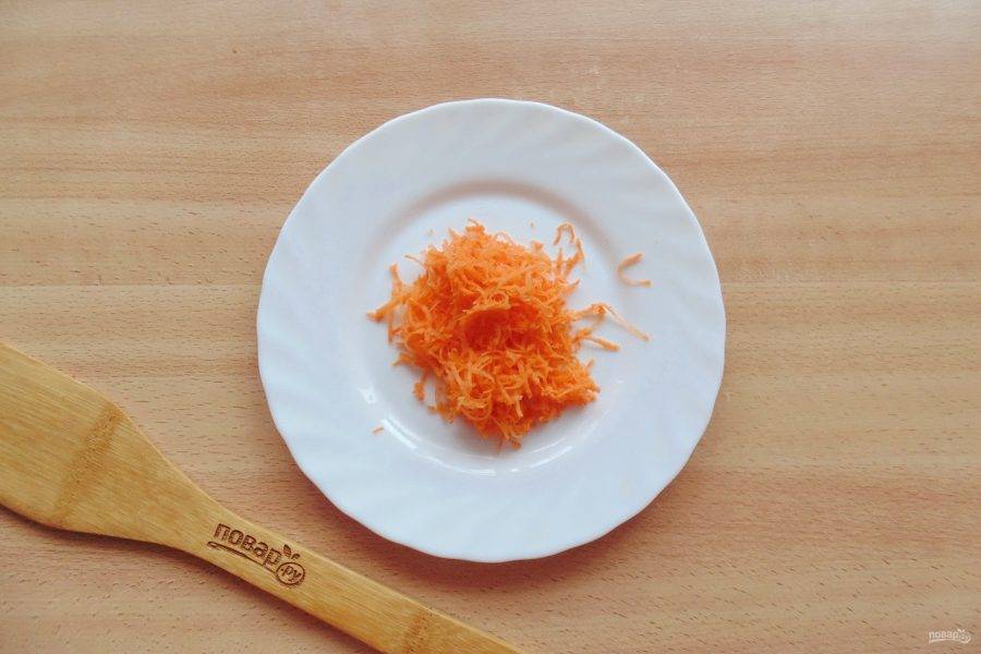 Морковь очистите, помойте и натрите на терке с мелкими отверстиями.
