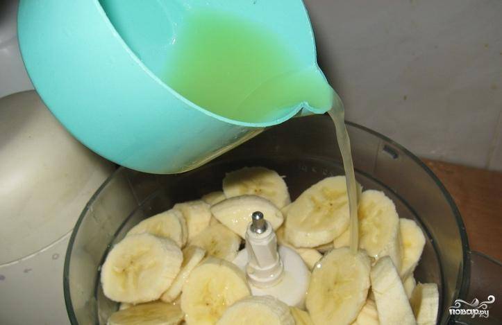 Затем в чашу блендера или в кухонного комбайна нарезаем кружочками килограмм бананов и заливаем лимонным соком, чтоб бананы не почернели.